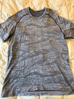 lululemon athletica Men's Heathered Gray Short-Sleeve Performance Tee